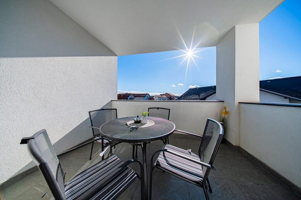 Day, Natural landscape, View (from property/room), Balcony/Terrace, Living room, Seating area, Location