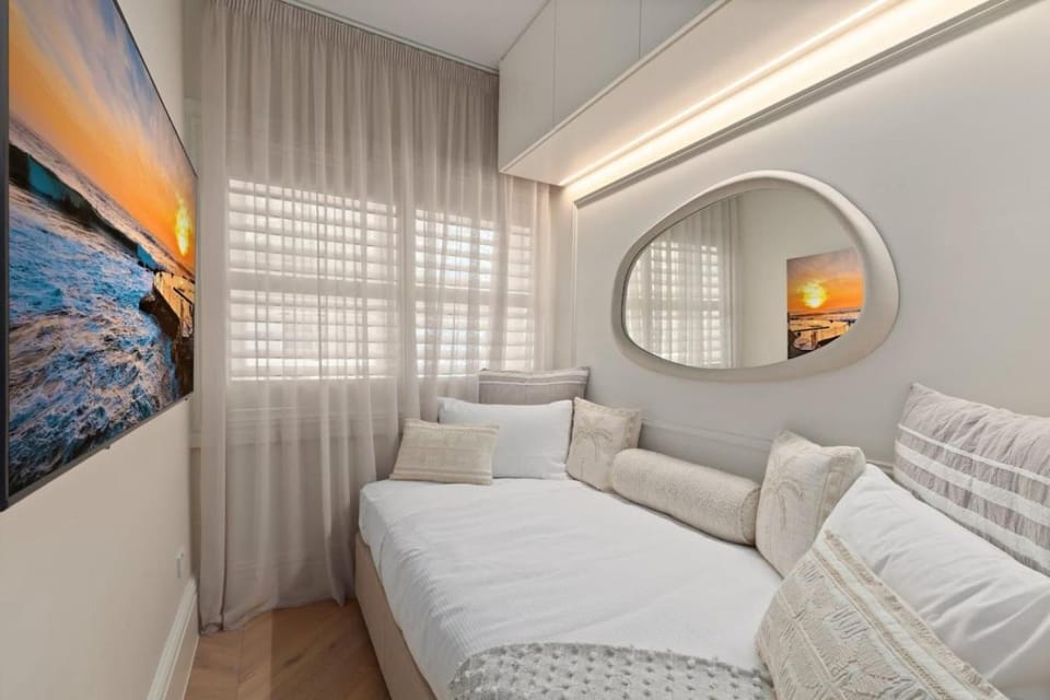 Deluxe Bondi Suite AC Internal Laundry Apartment in Sydney