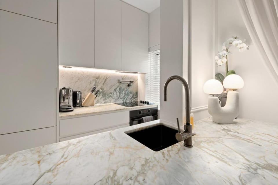 Deluxe Bondi Suite AC Internal Laundry Apartment in Sydney