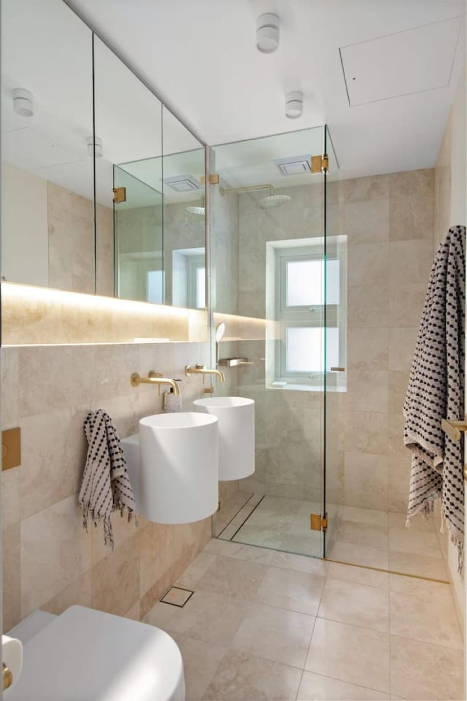 Deluxe Bondi Suite AC Internal Laundry Apartment in Sydney