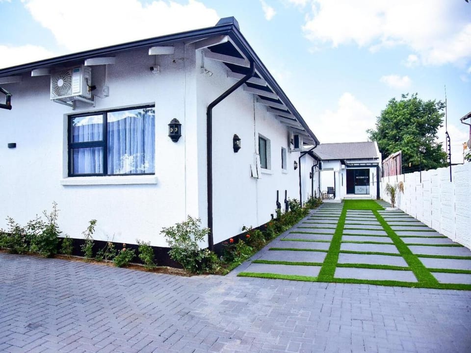 C'est La Vie Guest House Bed and Breakfast in South Africa
