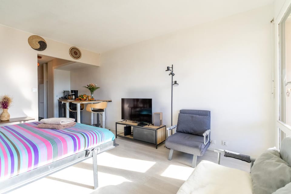 Bed, TV and multimedia, Dining area