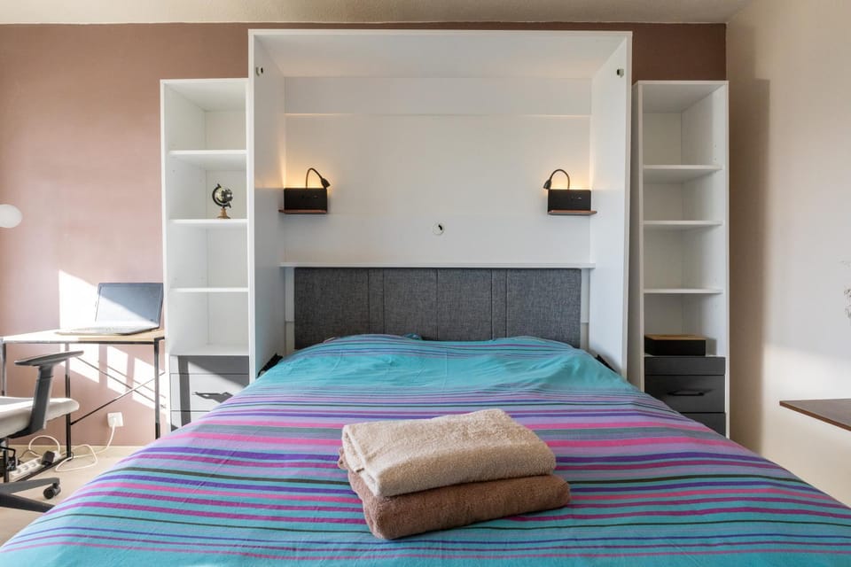 Bed, Seating area