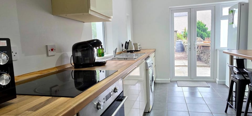 Coffee/tea facilities, Kitchen or kitchenette, Dining area, oven, stove