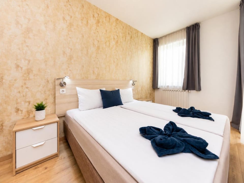 Bed, Bedroom, towels