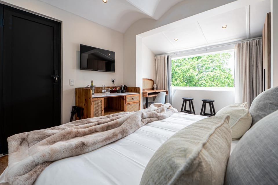 Bed, TV and multimedia, Photo of the whole room, Bedroom