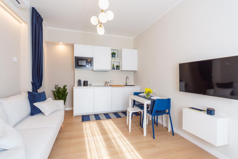 TV and multimedia, Kitchen or kitchenette, Living room, Seating area, Dining area