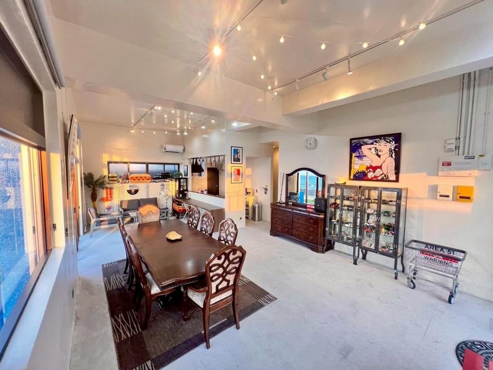 Day, Seating area, Dining area, minibar