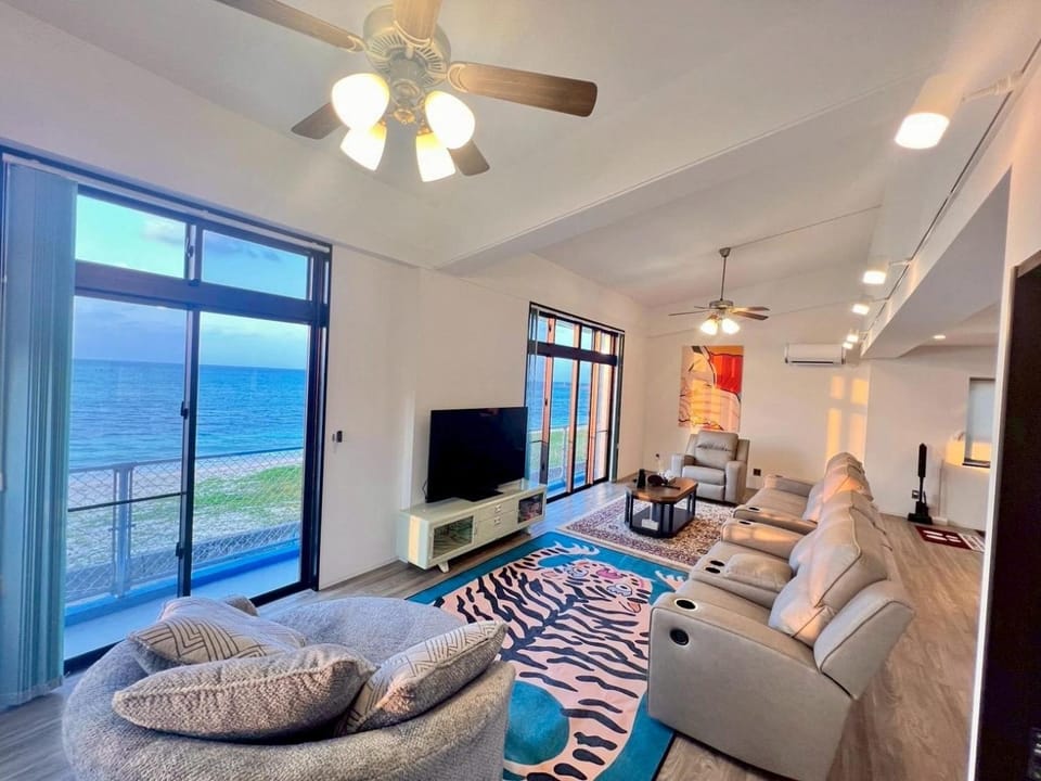 Communal lounge/ TV room, Natural landscape, TV and multimedia, Living room, Seating area, Evening entertainment, Sea view