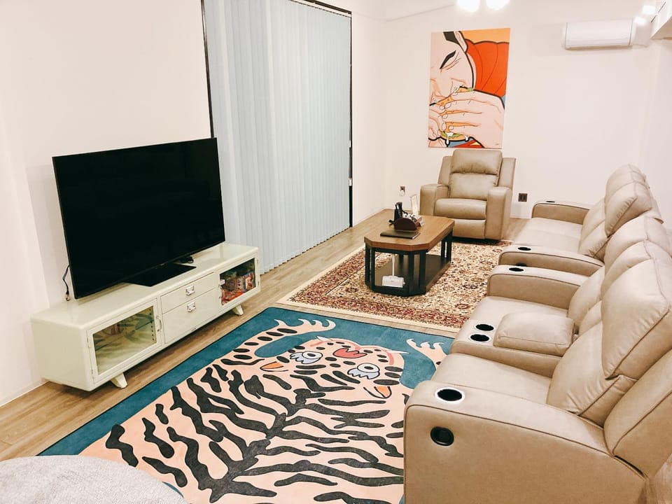 Communal lounge/ TV room, Night, Living room