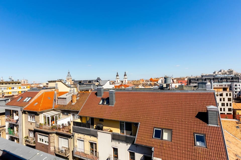 Prime Stay - Top Floor 1-Bedroom Apartment with Balcony Apartment in Budapest