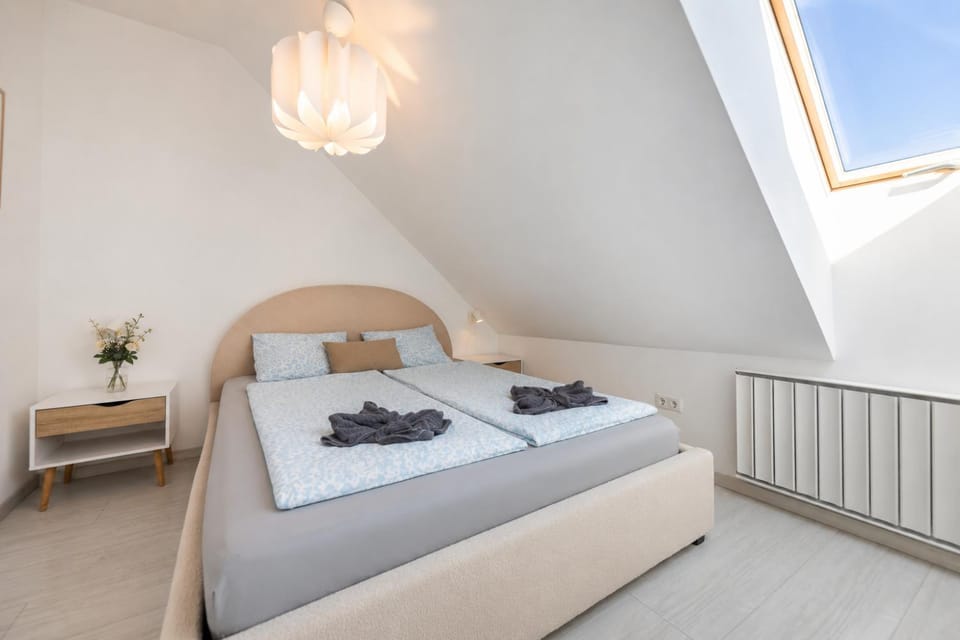 Prime Stay - Top Floor 1-Bedroom Apartment with Balcony Apartment in Budapest