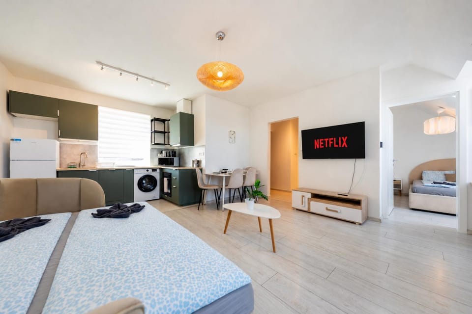 Prime Stay - Top Floor 1-Bedroom Apartment with Balcony Apartment in Budapest