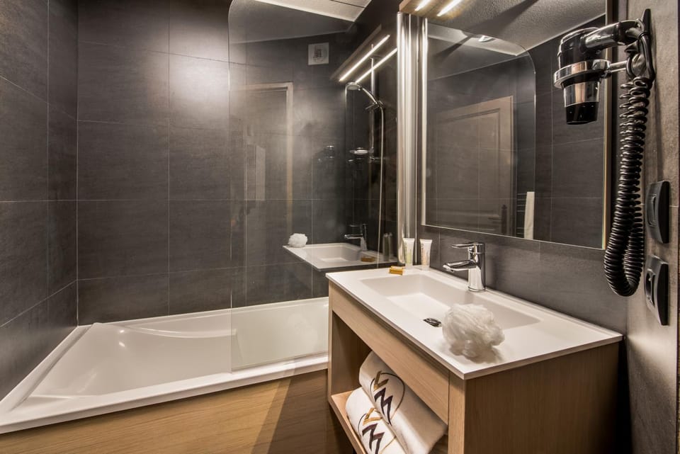 Bathroom, Bath, towels