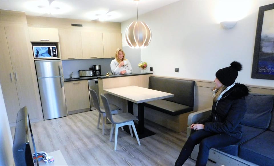 Kitchen or kitchenette, Living room, Seating area, Dining area, dishwasher