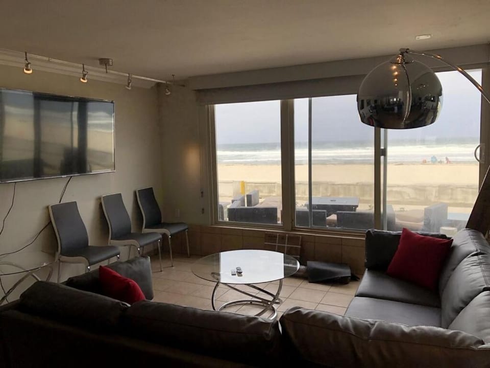 Ocean Front Beauty right on Best Beach in Mission Beach, San Diego! House in Mission Beach