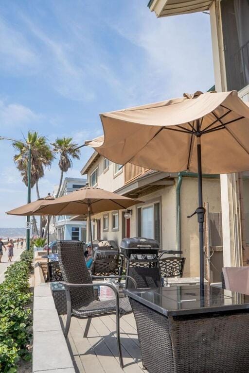 Ocean Front Beauty right on Best Beach in Mission Beach, San Diego! House in Mission Beach