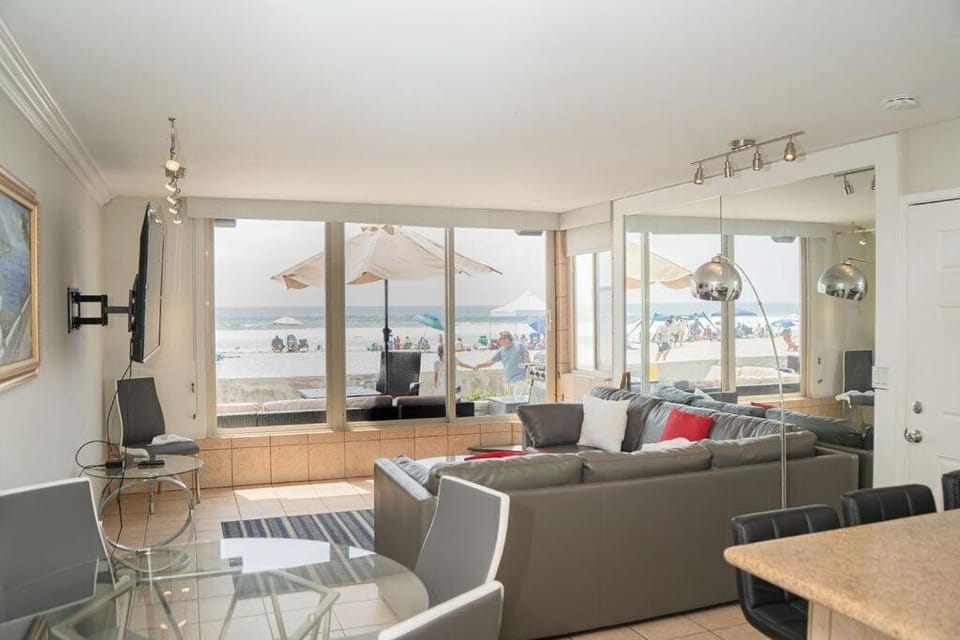 Ocean Front Beauty right on Best Beach in Mission Beach, San Diego! House in Mission Beach