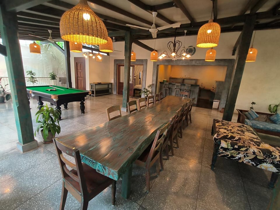 Restaurant/places to eat, Living room, Seating area, Dining area