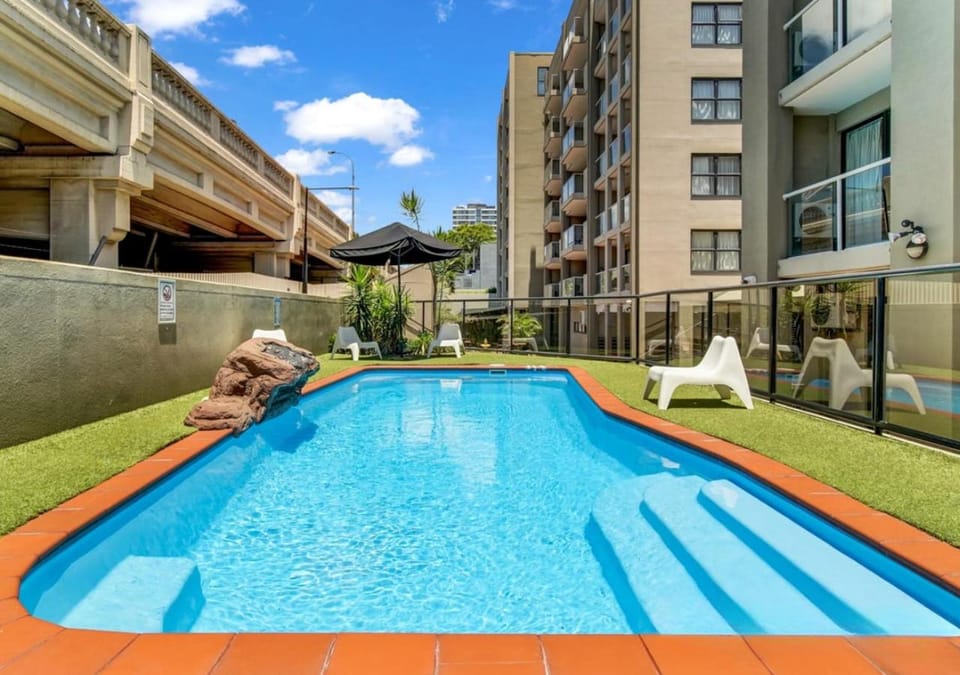 Property building, Day, Swimming pool
