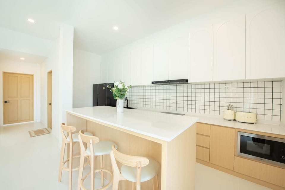 Kitchen or kitchenette, minibar, stove
