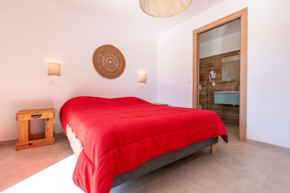Photo of the whole room, Bedroom
