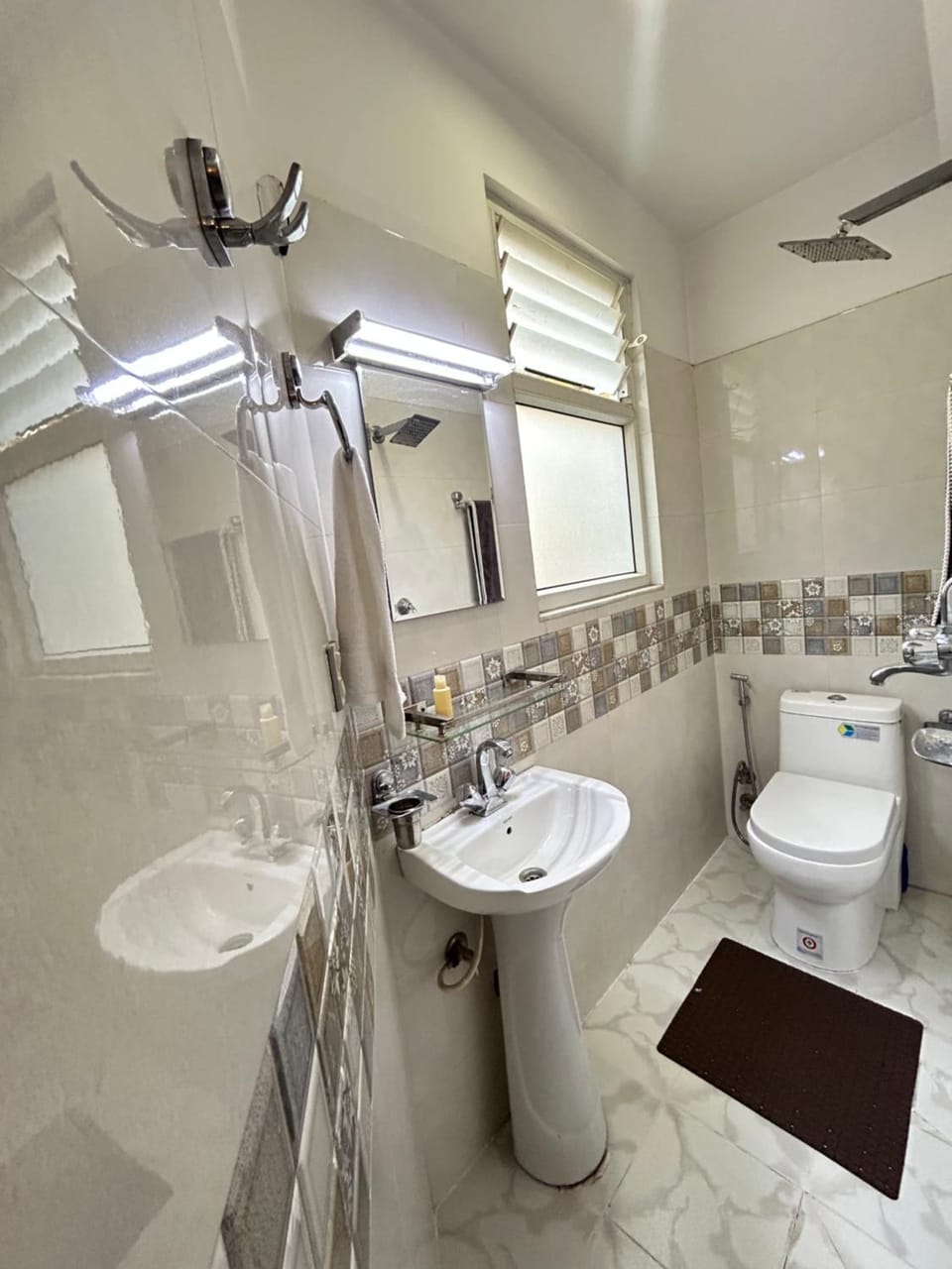Shower, Toilet, Bathroom, bidet, towels