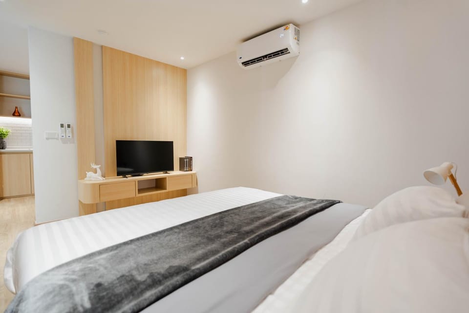 TV and multimedia, Photo of the whole room, Bedroom