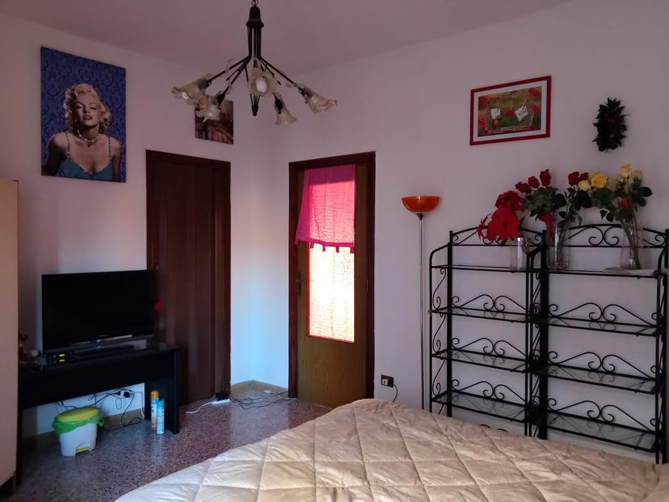 Bed, TV and multimedia, Evening entertainment, Bedroom
