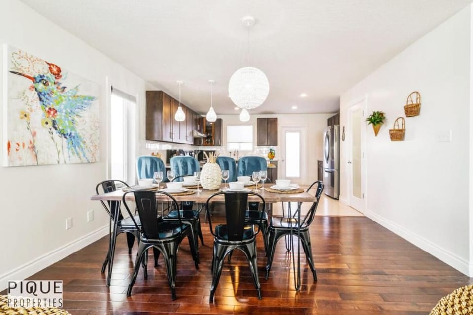 Spacious 6BDR Oasis - Sleeps 17 - Garage - Fireplace Apartment in Edmonton