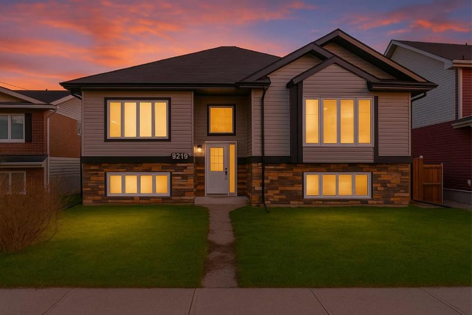 Spacious 6BDR Oasis - Sleeps 17 - Garage - Fireplace Apartment in Edmonton