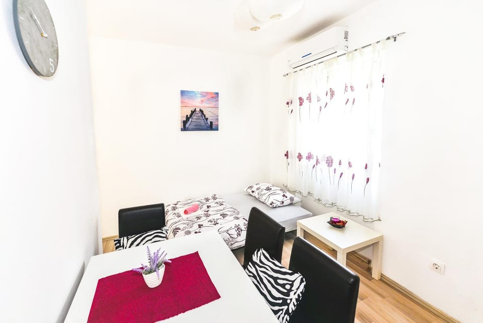 Photo of the whole room, Seating area, Bedroom