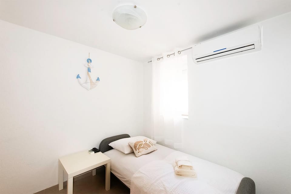 Bed, Bedroom, air conditioner