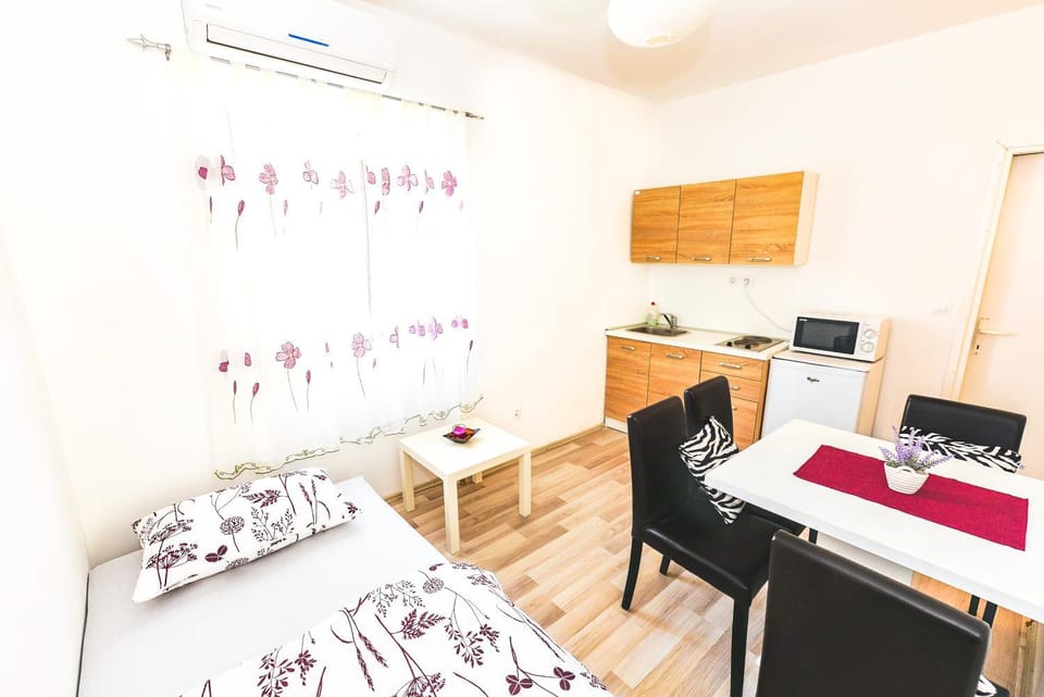 Kitchen or kitchenette, Photo of the whole room, Dining area