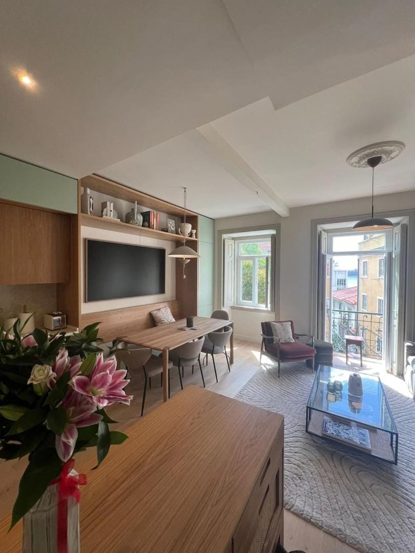 TV and multimedia, Kitchen or kitchenette, Living room, Seating area, Dining area