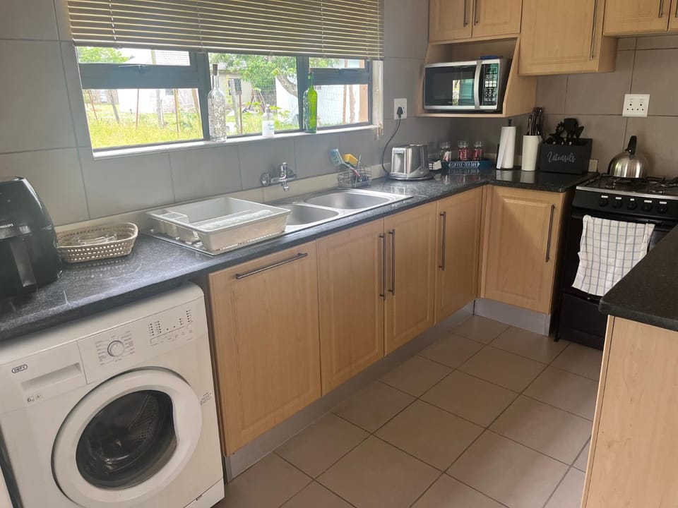 Coffee/tea facilities, Kitchen or kitchenette, oven, toaster, washing machine