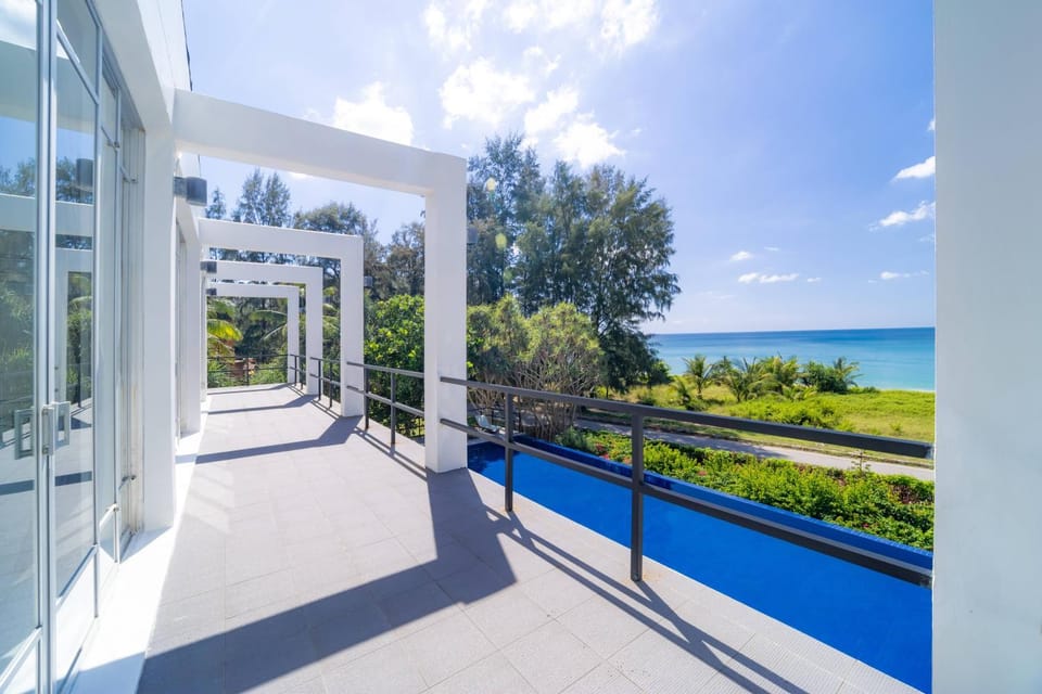 Natural landscape, View (from property/room), Balcony/Terrace, Pool view, Sea view