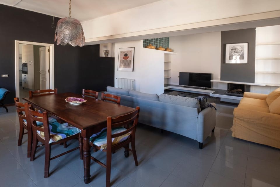 Seating area, Dining area, fireplace, heating