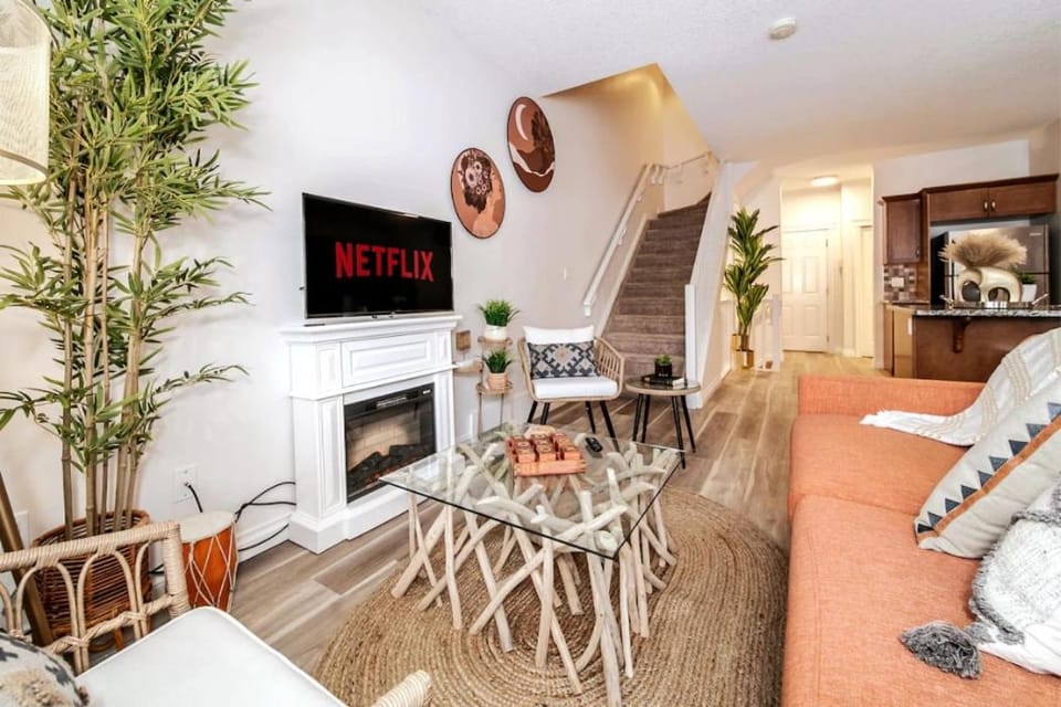 Luxe Escape Duo - 8 Beds - Sleeps 22 - 4 Car Garage Apartment in Edmonton