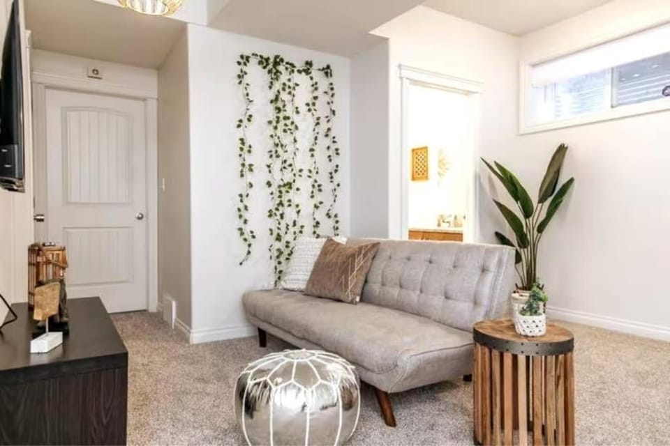 Luxe Escape Duo - 8 Beds - Sleeps 22 - 4 Car Garage Apartment in Edmonton