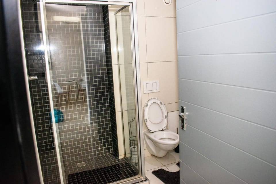 Shower, Toilet