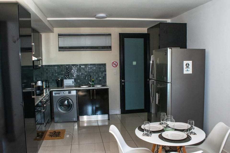 Kitchen or kitchenette, Dining area, oven