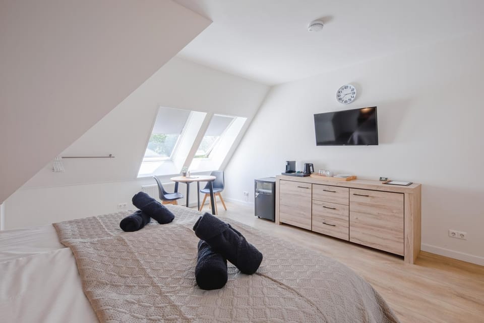 Bed, TV and multimedia, Bedroom