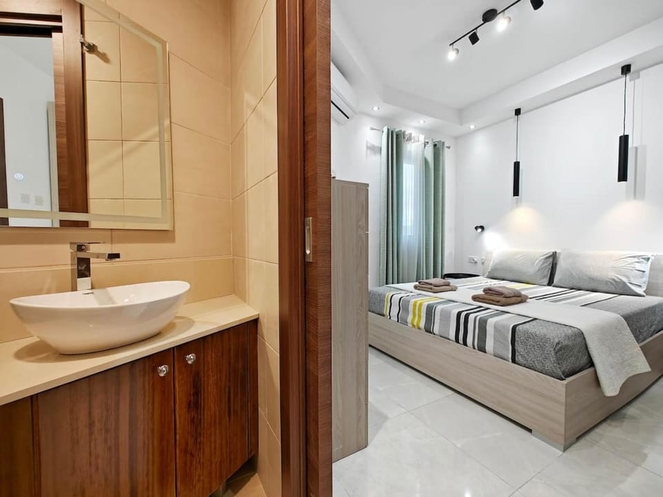 Bed, Bathroom, Bedroom, towels
