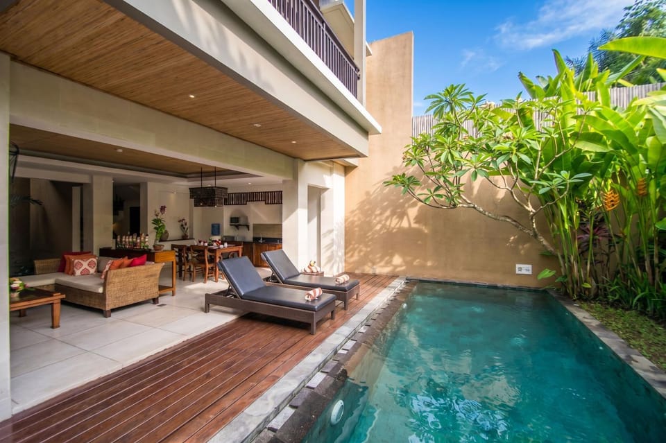 Property building, Day, Natural landscape, Garden, Balcony/Terrace, Seating area, Pool view, Swimming pool, sunbed