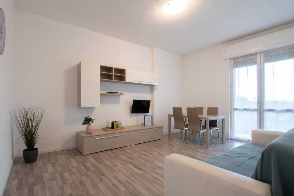 Communal lounge/ TV room, TV and multimedia, Living room, Seating area, Evening entertainment