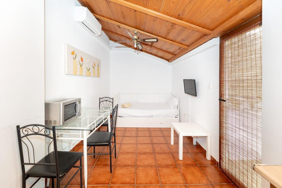 Communal lounge/ TV room, Bed, Photo of the whole room, Seating area, Dining area, air conditioner