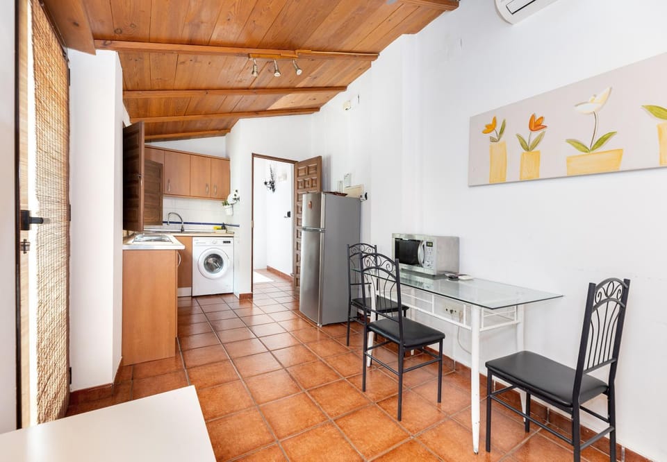 Kitchen or kitchenette, Dining area, pet friendly, stove
