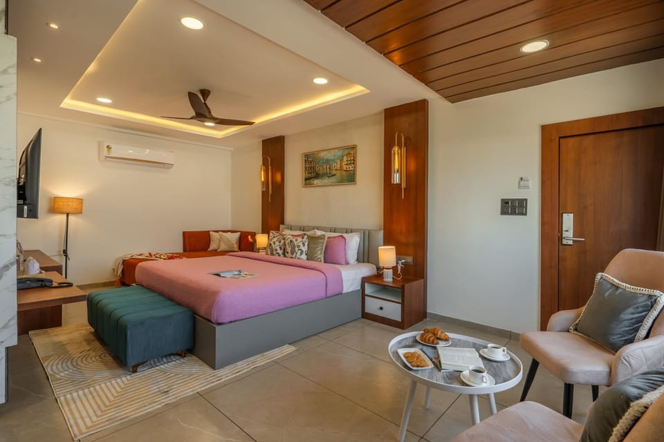 Bed, TV and multimedia, Photo of the whole room, Seating area, Bedroom, air conditioner