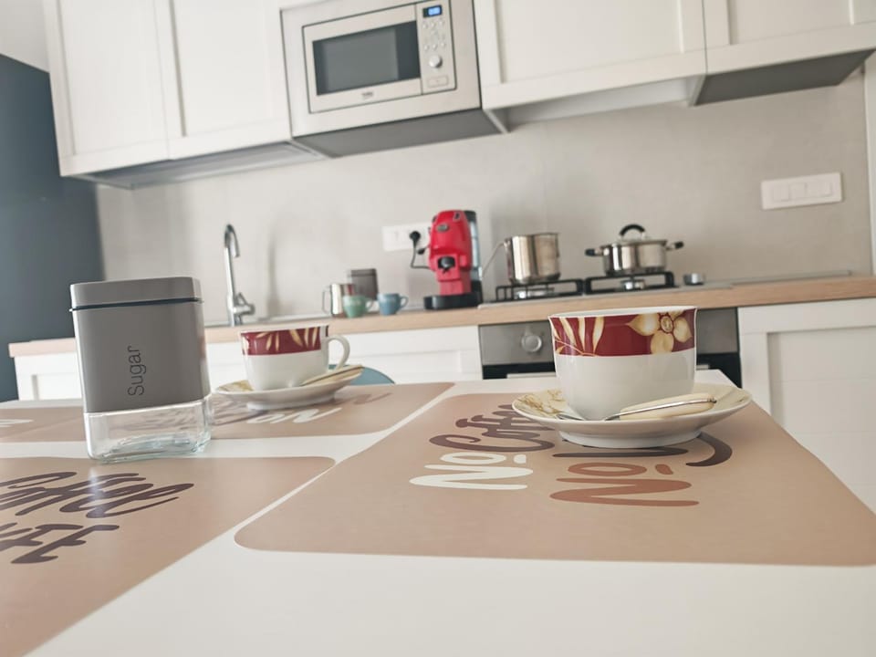 Coffee/tea facilities, Kitchen or kitchenette, stove